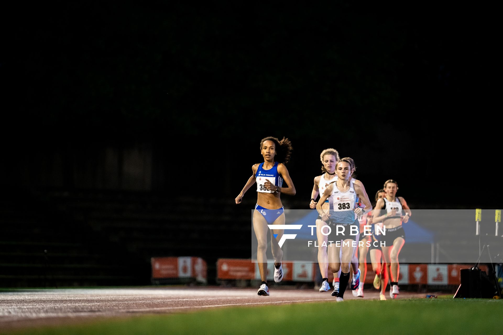 Miriam Dattke (LG TELIS FINANZ Regensburg) neben Franziska Drexler (LG TELIS FINANZ Regensburg ueber 3000m am 03.06.2022 waehrend der Sparkassen Gala in Regensburg